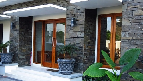 Desain rumah menggunakan batu andesit susun sirih