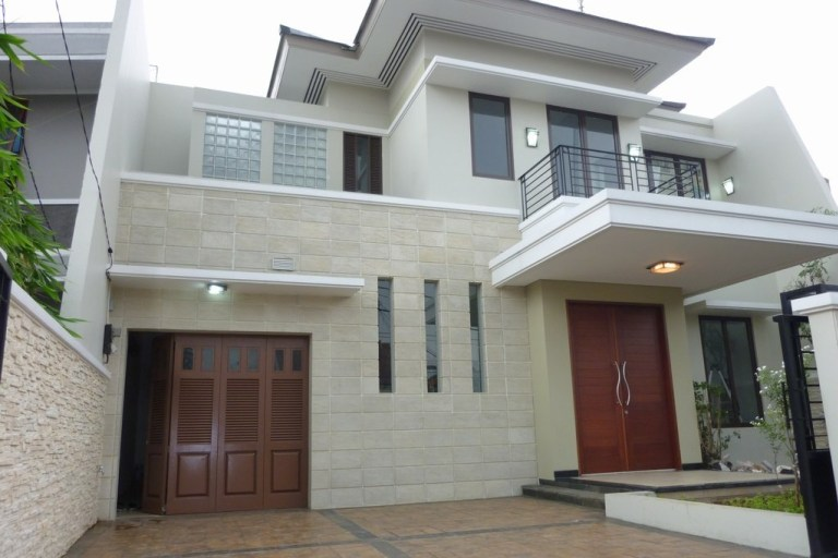 Rumah Batu Alam dengan Fasad Mengkilap