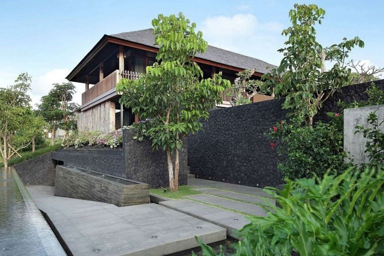 Rumah Batu Alam Khas Bali