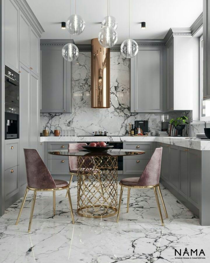 Jika anda sudah mempunyai aksen marmer kuat pada area lantai dan dinding dapur, pemilihan kitchen set minimalis dengan warna netral seperti abu-abu memang sangat cocok. Perpaduan abu-abu pada kitchen set anda dan marmer membuat dapur terlihat cantik dan sangat elegan
