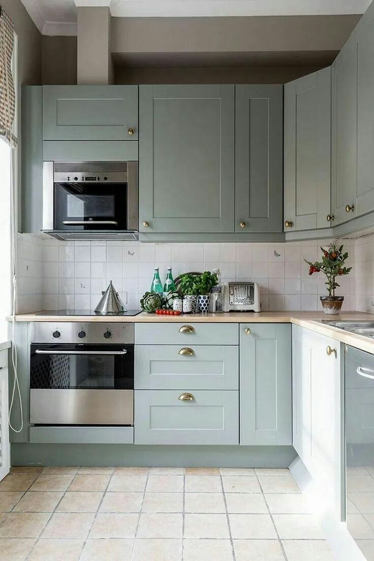 Warna abu-abu pada dapur juga bisa terlihat soft dan feminin dengan menggabungkan warna putih yang netral. Adanya banyak lemari pada kitchen set minimalis ini juga bisa anda manfaatkan untuk menyimpan peralatan memasak. Aksen emas pada gagang lemari juga termasuk pemanis yang menarik