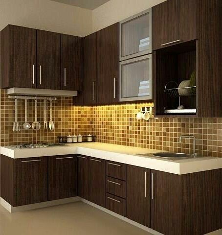 Warna-warna netral memang banyak dipilih orang-orang untuk dapur mereka. Seperti desain yang satu ini, aksen kayu dengan tone agak gelap pada kitchen set minimalis semakin melengkapi suasana dapur yang bercat beige. Sedikit aksen putih dan adanya lemari dengan frosted glass dapat menjadi pemanis yang pas