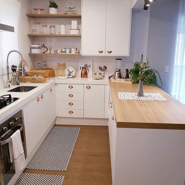 Untuk yang mempunyai lahan dapur yang luas, anda bisa memilih kitchen set minimalis dengan letter U seperti di bawah ini. Warna putih membuat kesan netral semakin menonjol, namun dapur anda masih tetap memiliki pemanis yang terlihat dari aksen rose gold pada gagang lemari