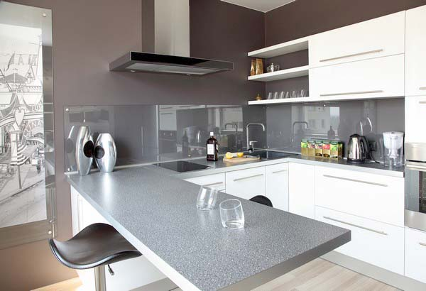 Dengan dominasi warna abu-abu pada desain dapur ini, kitchen minimalis dengan warna putih dapat menjadi alternatif yang cocok untuk menyeimbangkan suasana dapur. Dengan adanya rak terbuka pada atas lemari dapur juga membuat dapur semakin unik
