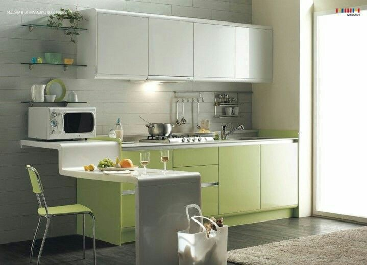 Jika anda bosan dengan warna netral pada dapur anda, pilihlah kitchen set minimalis dengan perpaduan warna yang menarik namun tidak norak, contohnya adalah hijau. Selain menciptakan kesan segar pada area dapur, adanya semburat warna juga menambah nilai estetika