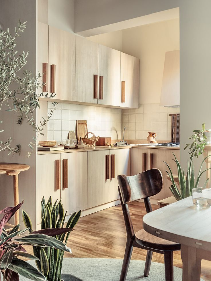 Nuansa hangat dan soft datang dari dapur dengan pemilihan warna beige ini. Untuk kitchen set minimalis yang tepat, anda bisa memilih warna senada, namun jika tidak ingin terlihat membosankan, pilihlah kitchen set yang mempunyai aksen kayu pada gagang lemari yang unik