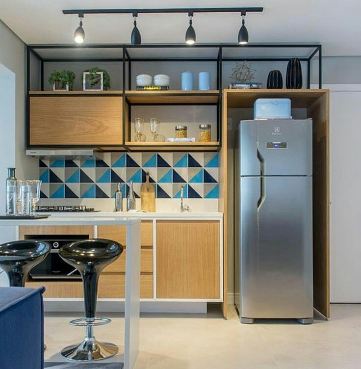 Aksen kayu pada kitchen set minimalis ini terlihat menarik. Dapur mungil ini sangat pas untuk kitchen set sederhana namun tetap terlihat menarik. Aksen warna putih pada lemari bagian bawah terlihat kontras dengan aksen rangka pada rak bagian atas membuat dapur anda terlihat semakin keren