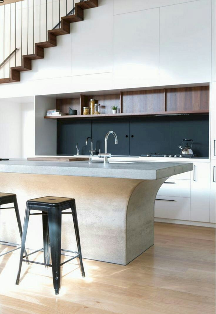 Kitchen set minimalis yang satu ini terlihat menarik juga karena menggabungkan pemandangan modern pada bagian bawah dengan dominasi warna putihnya. Namun aksen kayu seketika menyapa pada lemari bagian atas. Rak kayu ini juga bisa anda manfaatkan untuk menempatkan hiasan dapur