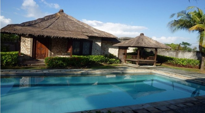 Desain rumah Bali dengan Kolam renang