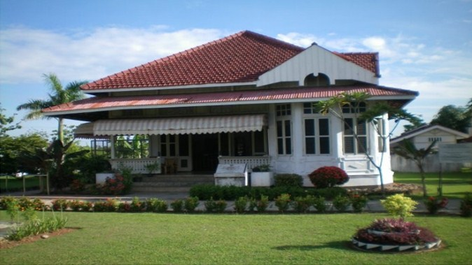 Desain rumah Belanda dengan taman di depan rumah