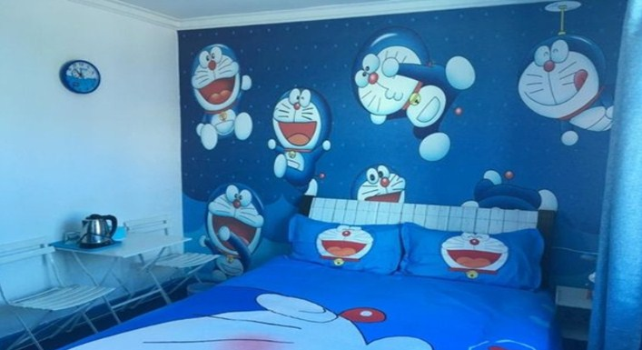 Desain Interior Rumah Menggunakan Wallpaper Doraemon