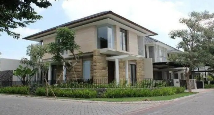 Desain rumah hook dengan pagar terbuka