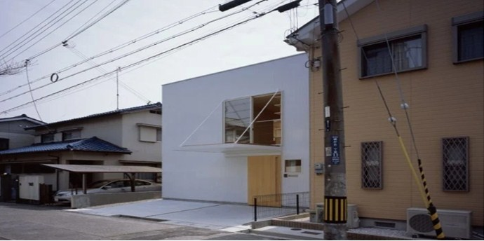 Desain Rumah di midorigaoka, tampil mencolok dengan suasana berbeda
