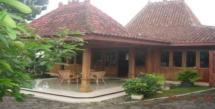 Rumah Joglo dengan dinding dan pondasi kayu
