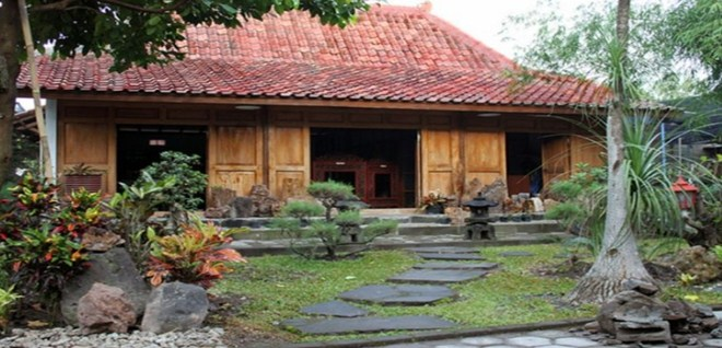 Desain Rumah Joglo dengan taman