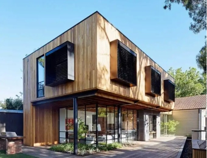 Desain Rumah Kayu 2 Lantai Kotak Dengan Ruang Tamu Terbuka