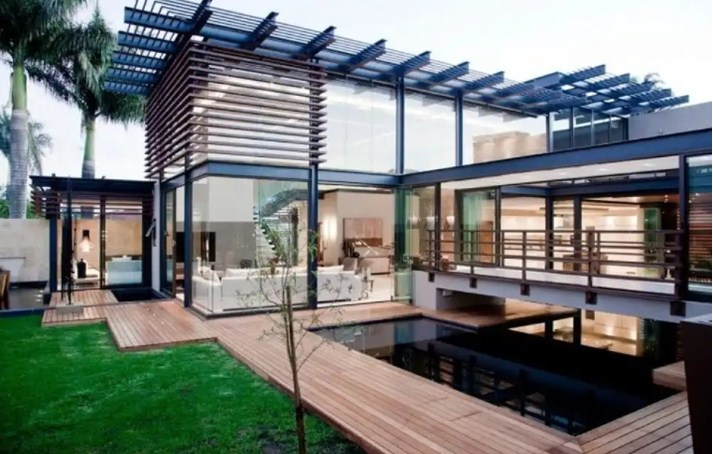 Rumah kayu dengan kolam renang