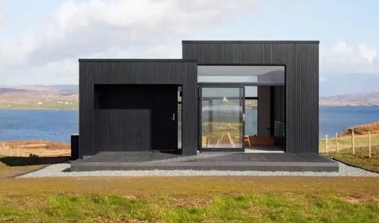 Rumah kayu minimalis serba hitam