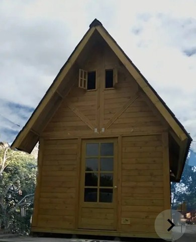 Rumah Kayu Dengan Atap Tinggi