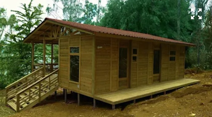 Rumah Kayu Di Tepi Danau
