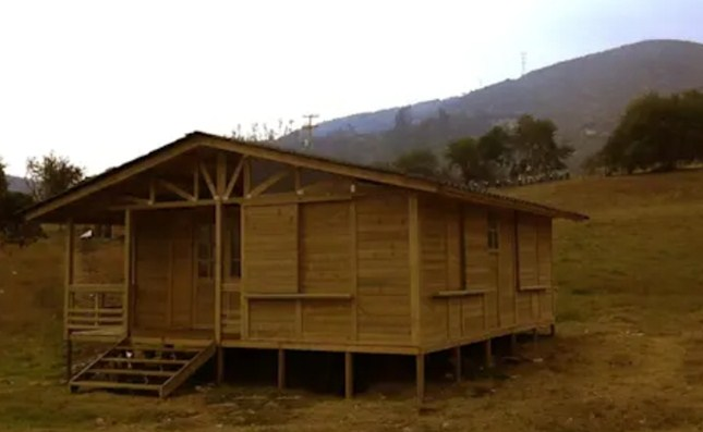 Rumah Kayu Diatas Bukit