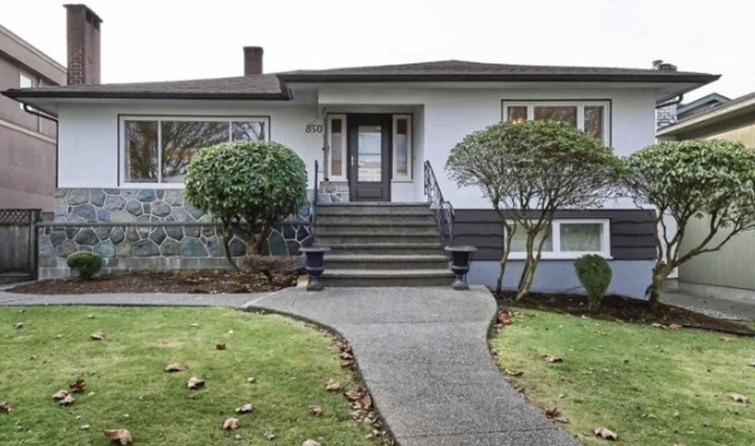 Desain Rumah Limasan Aksen Batu