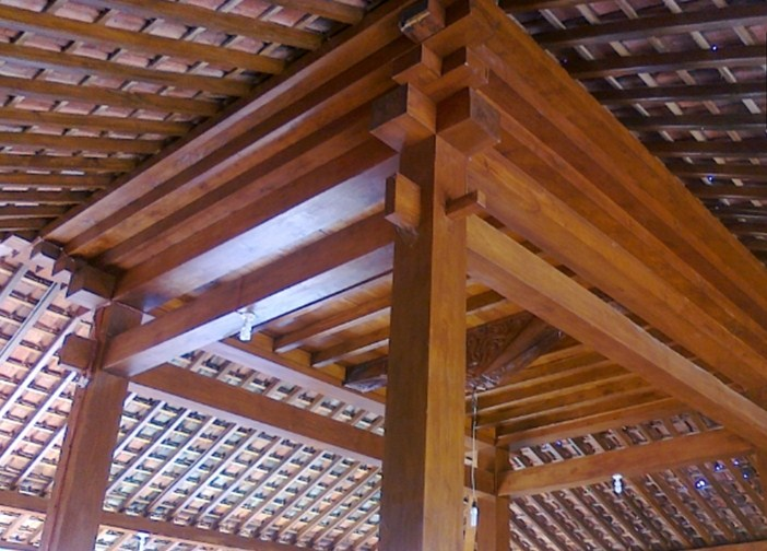 gambar dari rangkaian tiang yang menyangga rumah atap Limasan