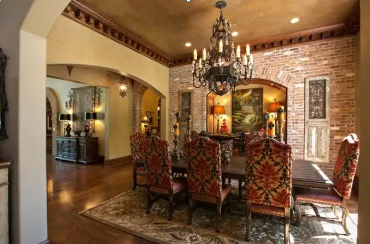 Desain Rumah Mediterania Dinding Klasik