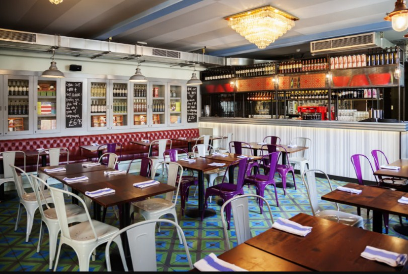 Cafe bernuansa klasik sederhana