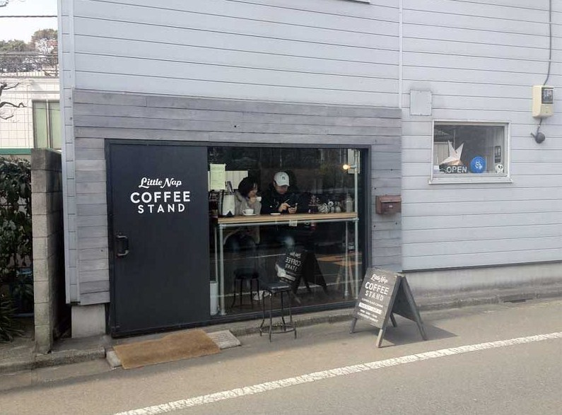 Konsep Cafe sederhana di pinggir jalan