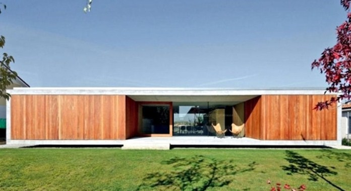 Desain Rumah Mewah 1 Lantai Menggunakan Fasad Kayu