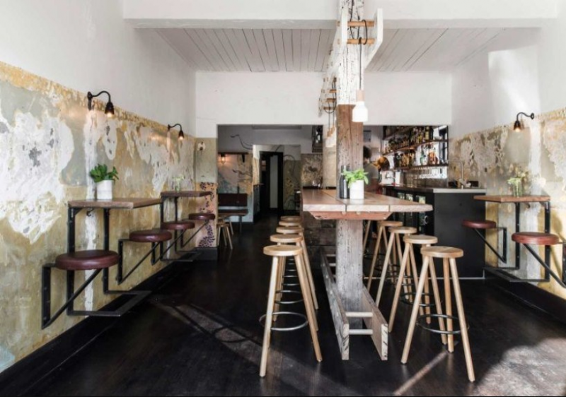 Cafe dengan dekorasi bar