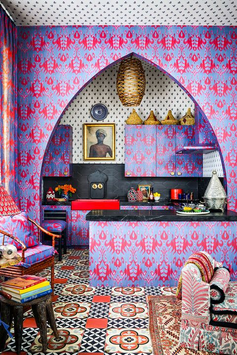 Model dapur dengan corak wallpaper yang berani