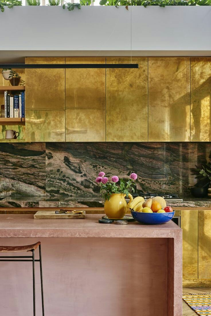 Marmer dengan semburan hijau dan beige terlihat cantik berada di dinding model dapur yang satu ini. Dengan ditambahkan aksen warna gold atau kuning, dijamin dapur anda akan semakin terlihat mewah dan menarik