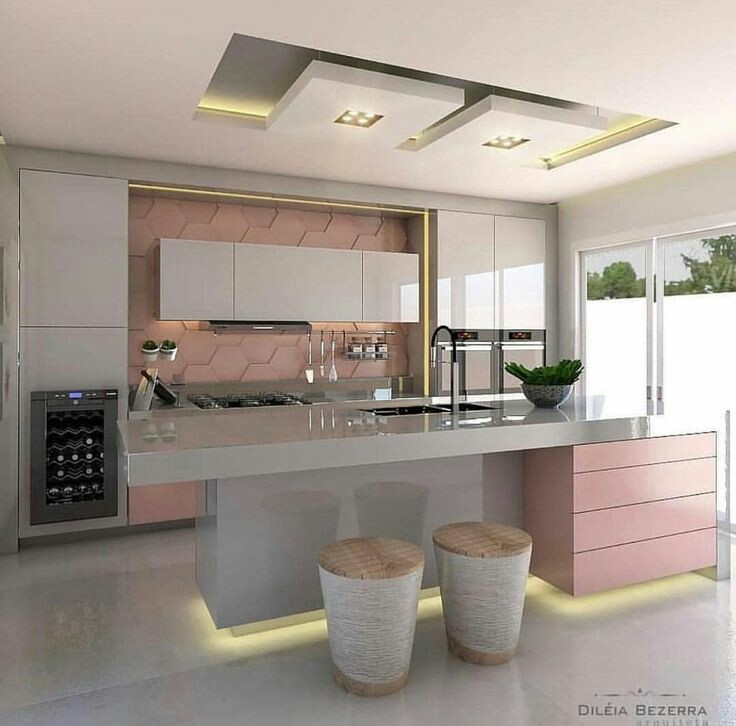 Kesan modern, elegan dan mewah terlihat dari model dapur yang satu ini. Anda bisa menggabungkan warna pink dan abu-abu untuk membuat dapur terlihat lebih manis. Penambahan model pencahayaan yang tersembunyi juga dapat diaplikasikan