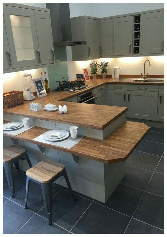 Model dapur yang satu ini bisa diaplikasikan untuk anda yang memiliki area rumah yang luas atau yang ingin menggabungkan ruang makan dengan dapur. Pemilihan meja bertingkat dengan aksen kayu semakin membuat dapur anda menarik