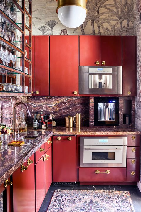 Dominasi merah bata pada model dapur