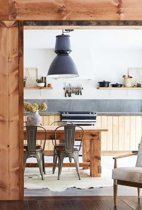 Model dapur dengan kesan hangat dan tambahan material kayu