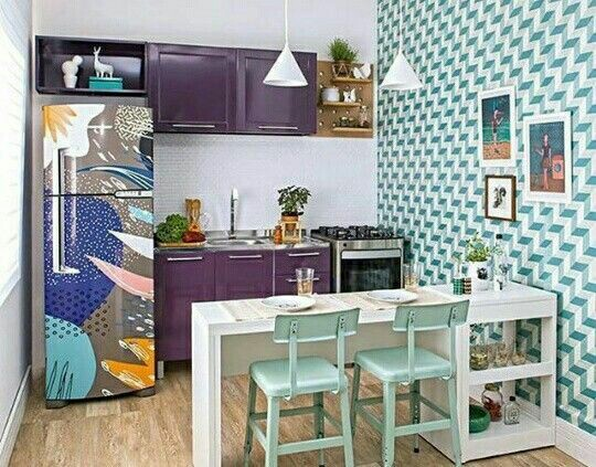 Untuk anda yang bosan dengan warna netral di dapur, bisa memilih wallpaper dengan corak yang simpel namun berwarna lebih cerah seperti hijau. Lalu dipadukan dengan kitchen set dengan warna yang berbeda juga seperti ungu sehingga dapur terlihat ramai