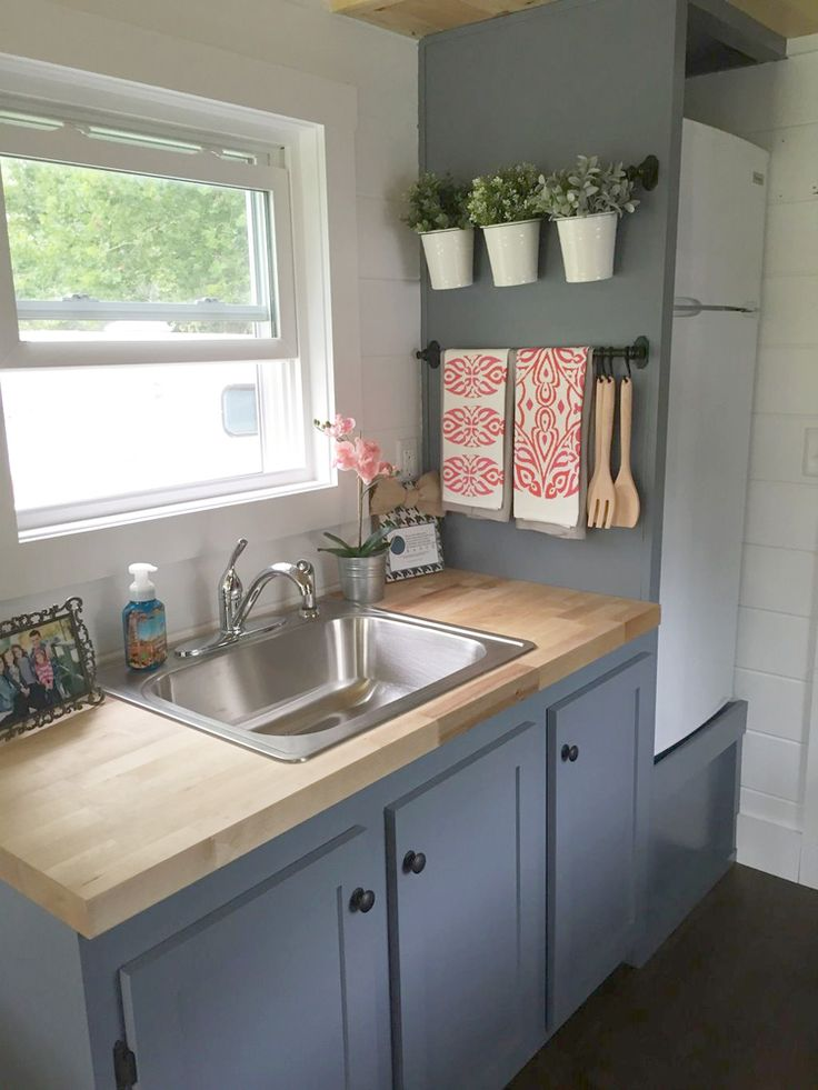 Dominasi warna abu-abu terlihat manis dengan perpaduan kayu. Dapur mungil ini juga jauh dari kata monoton karena penambahan hiasan tanaman mini yang berada pada sisi kitchen set dan beberapa foto yang dipigura
