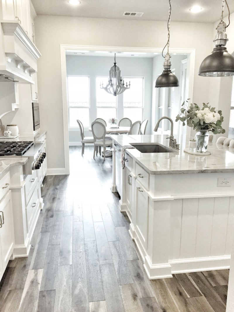 Kesan elegan dan simpel datang dari dekorasi dapur di bawah ini. Anda tidak perlu menambahkan banyak hiasan apabila anda telah mempunyai kitchen set dengan desain kontemporari, cukup dengan lampu gantung dan vas bunga
