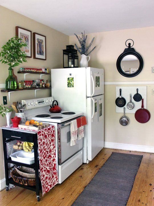 Dekorasi dapur mungil di bawah ini bisa menjadi inspirasi untuk anda. Pemilihan cara untuk meletakan peralatan memasak seperti teflon yang digantung di dinding terlihat menarik dipadukan dengan rak kayu untuk menaruh wadah bumbu