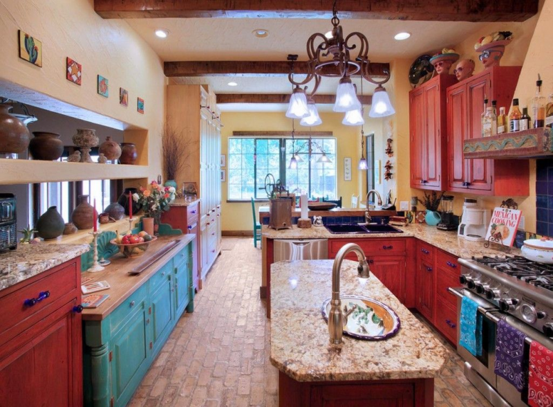 Perpaduan warna-warni dengan dominasi warm tones membuat dapur anda terlihat hangat. Untuk dekorasi anda bisa memilih beberapa guci kecil dan juga tempelan pada dinding. Dijamin dapur anda akan menjadi pusat perhatian