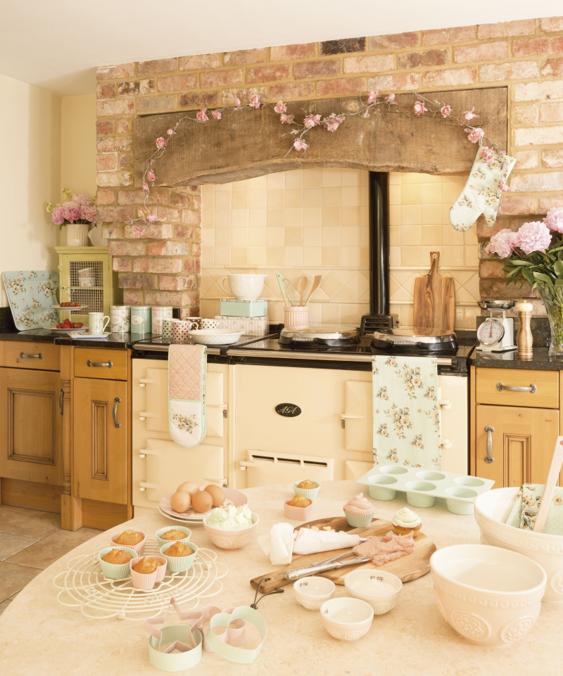 Warna soft beige sangat mendominasi dekorasi dapur ini, membuat suasana terkesan hangat. Hiasan dan peralatan memasak berwarna pastel yang soft dapat ditambahkan untuk sentuhan feminin