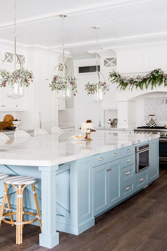 Dekorasi dapur yang satu ini terlihat elegan dari dipilihnya island dapur berukuran besar sehingga bisa digunakan untuk meja makan. Aksen marmer juga menguatkan kesan menawan. Jangan lupa menambahkan beberapa hiasan gantung