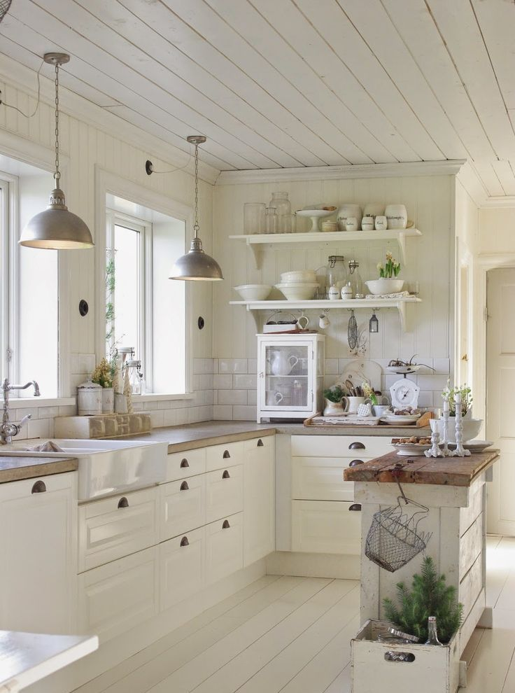 Kebanyakan warna putih dipilih untuk warna dapur, selain netral, kotoran pun akan mudah untuk ditemukan. Tambahkan aksen kayu pada countertop dan juga rak untuk menaruh piring atau hiasan agar lebih menarik