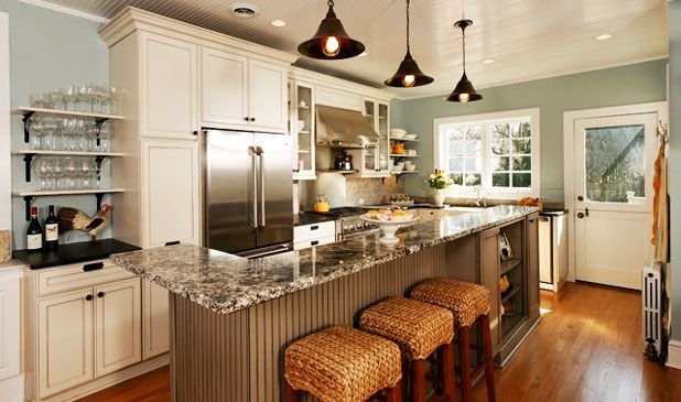 Tidak ada yang terlalu mendominasi pada dekorasi dapur yang satu ini. Namun perpaduan unsur warm tone dari kursi dan cool tone dari warna dinding, kitchen set dan island terlihat serasi. Anda juga dapat menambahkan rak yang fungsional