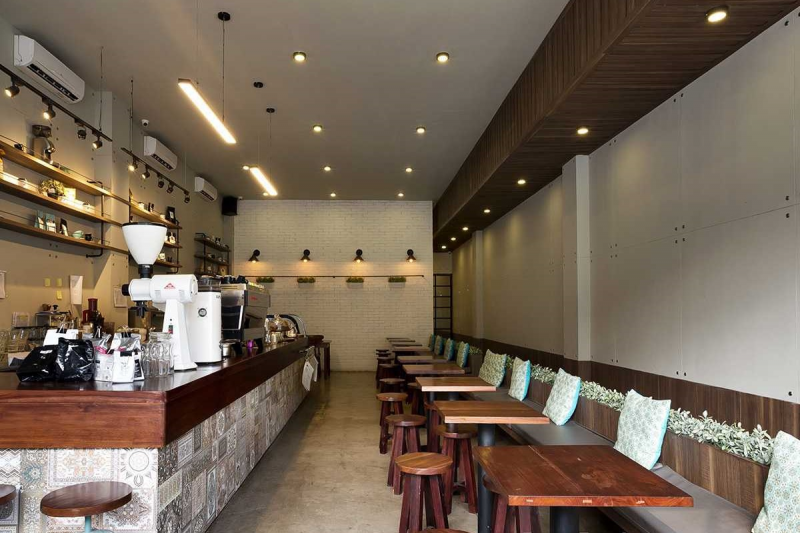 Desain kursi coffe shop yang memanjang