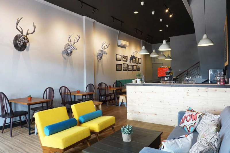 Kursi yang empuk atau sofa Cafe