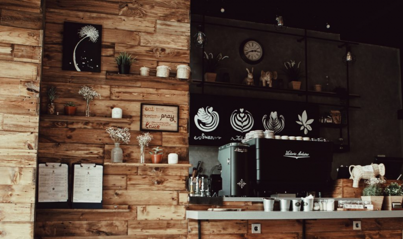 Mendekorasi dinding cafe